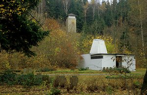 Flossenbürg - KZ-Gedenkstätte - Wachturm und Jüdisches Mahnmal