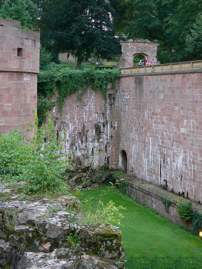 Elisabethentor über dem Burggraben des Heidelberger Schlosses