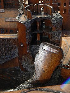 Gesprengter Turm im Holzmodell