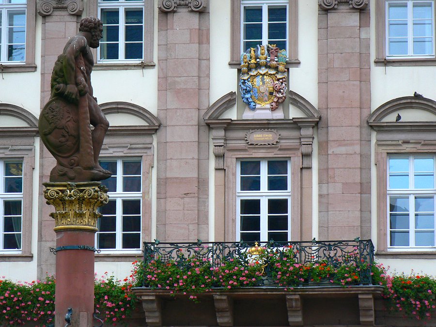 Herkules vor dem Heidelberger Rathaus mit dem Kurfürstlichen Wappen