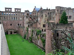 Heidelberger Schloss - Burggraben mit Gefangenenturm