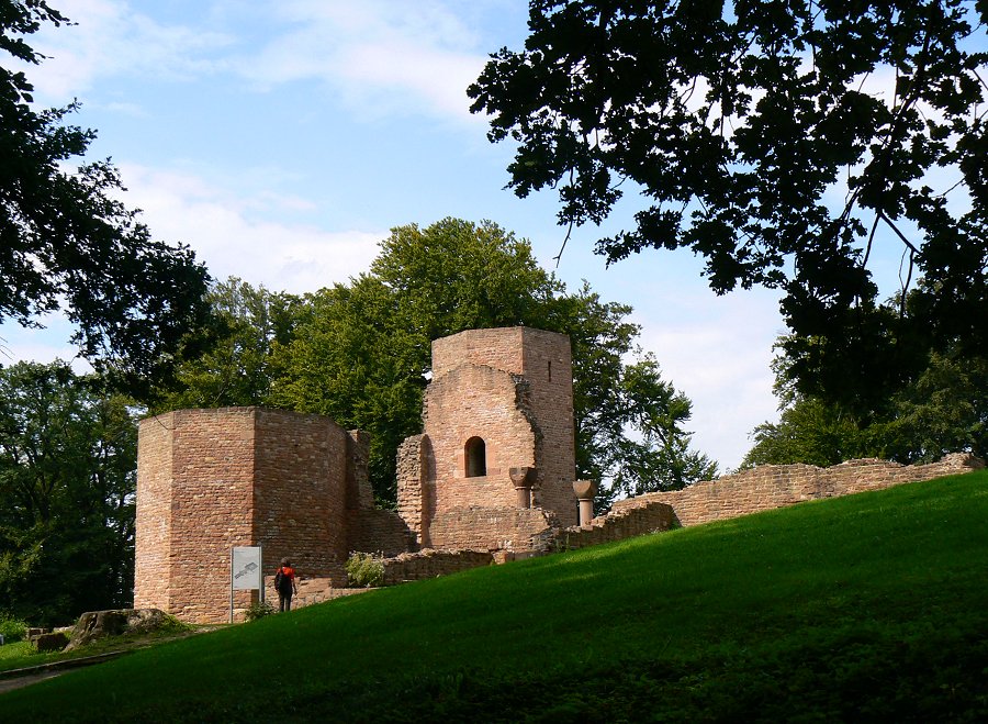 Michaelskloster auf dem Heiligenberg bei Heidelberg: Westbau mit zwei Achteckigen Türmen