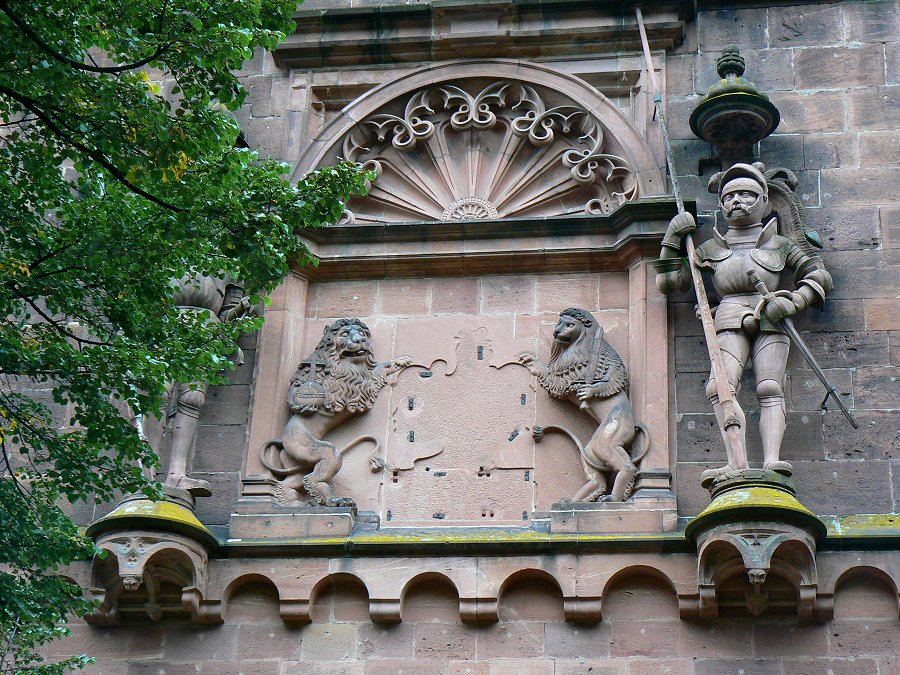 Ritter-Statuen am Torturm des Heidelberger Schlosses
