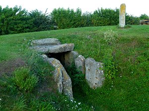 Jungsteinzeitliches Steinkammergrab und Dolmengöttin Langeneichstädt