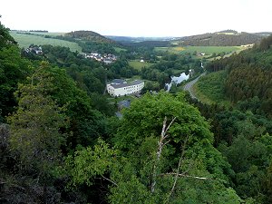 Museum Papierfabrik Blankenberg an der Saale von der Burgruine gesehen