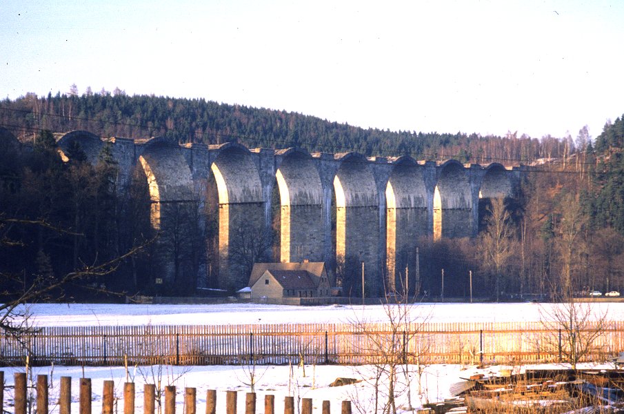 Die halb fertige Autobahnbrücke über die Weiße Elster bei Pirk