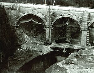 Wiederaufbau der gesprengten Autobahnbrücke in Rudolphstein 1965