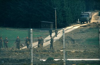 Bau des Kolonnenwegs entlang der deutsch-deutschen Grenze
