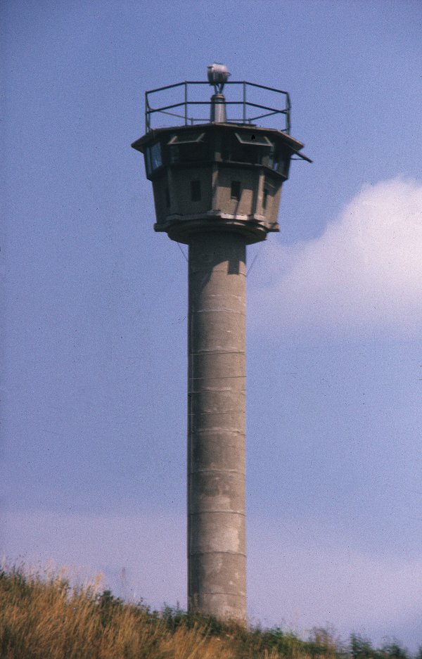 Beobachtungsturm an der Innerdeutschen Grenze zwischen DDR und Bundesrepublik Deutschland