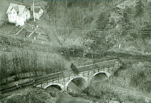 Die Eisenbahnbrücke bei Blechschmidtenhammer mit den einseitig abgebauten Gleisen