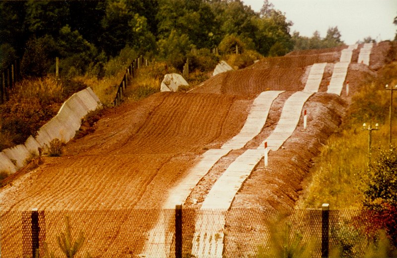 Metallgitterzaun, Kfz-Sperrgraben, Spurensicherungsstreifen, Kolonnenweg