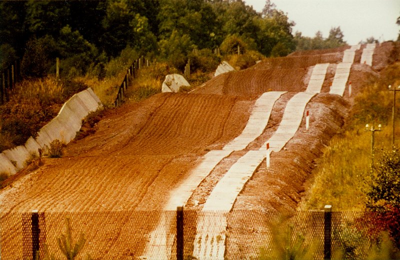 Metallgitterzaun, Kfz-Sperrgraben, Spurensicherungsstreifen, Kolonnenweg