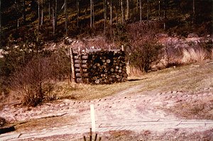 Als Holzstoß getarnter Beobachtungsstand
