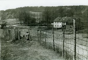Geteiltes Dorf Mödlareuth 1956 - Stacheldraht