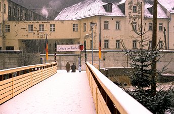 Behelfsbrücke von Untertiefengrün nach Hirschberg im Winter 1989/90, im Hintergrund die alte Lederfabrik