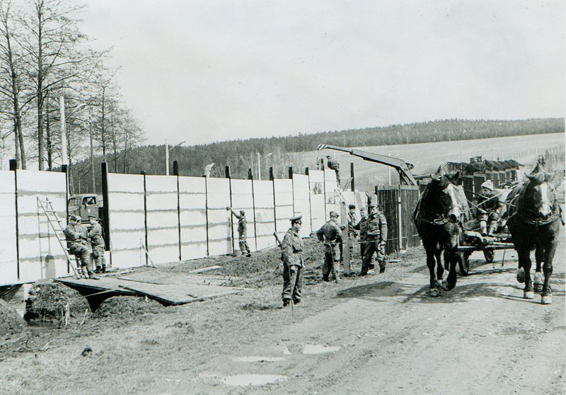 Bau der Betonsperrmauer in Mödlareuth 1966