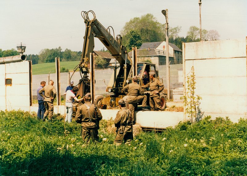 Abriss der Betonsperrmauer in Mödlareuth 1990