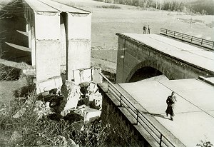 Die gesprengte Saalebrücke in Rudolphstein 1958