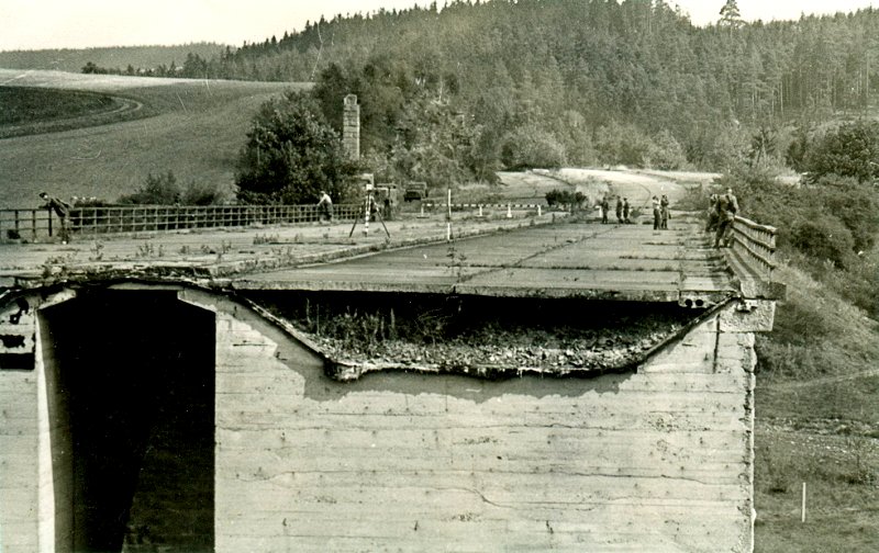 Die gesprengte Autobahnbrücke bei Rudolphstein 1964