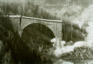 Saalebrücke: Sprengung des beschädigten Bogens