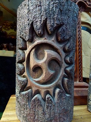 Triskele oder Sonnenrad als Holzschnitzerei auf dem Mittelalterfest Teublitz