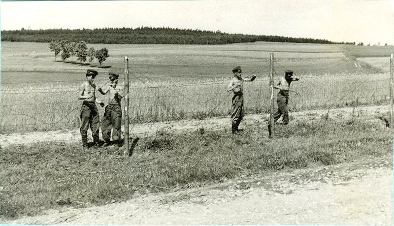 Errichten von Stacheldrahtzäunen 1958