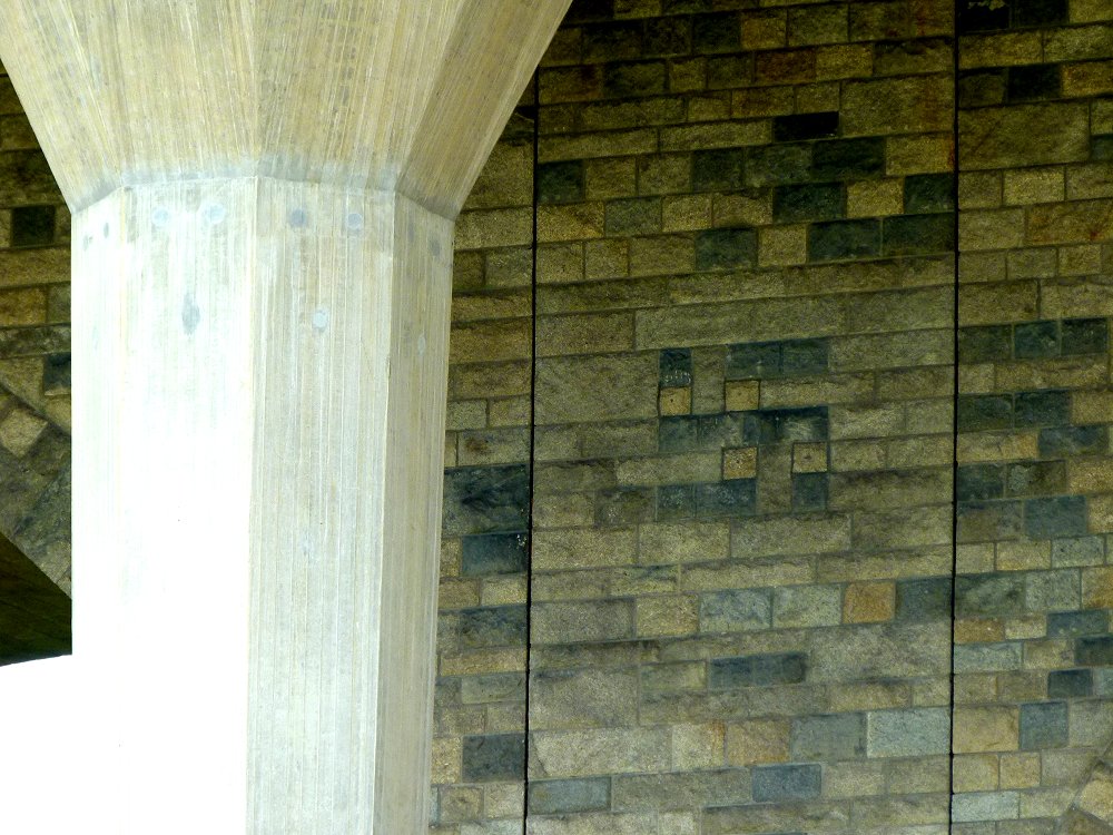 Hakenkreuz an der Autobahnbrücke bei Rudolphstein