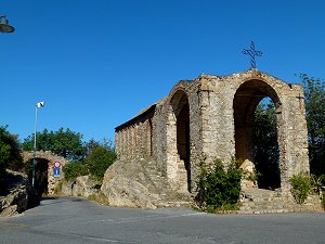 Romanische Kirchenruine auf dem Capo Santa Croce