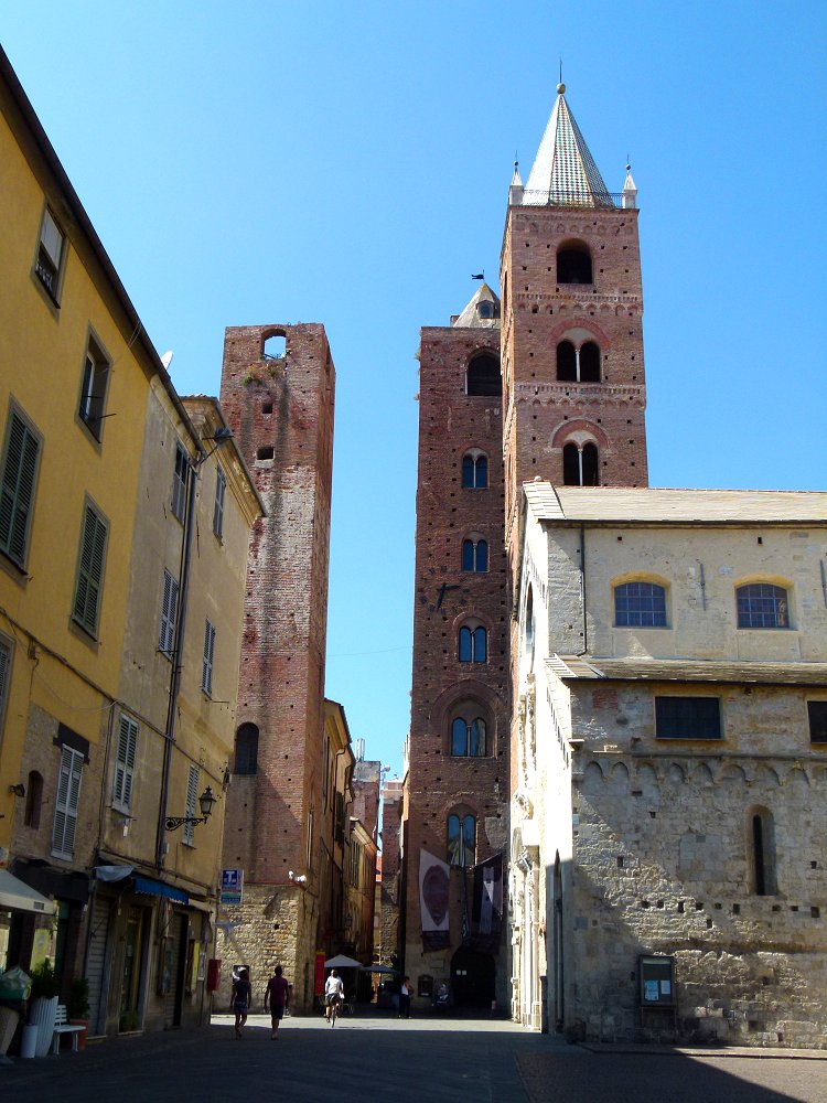 Kathedrale und Geschlechtertürme in der historischen Altstadt von Albenga