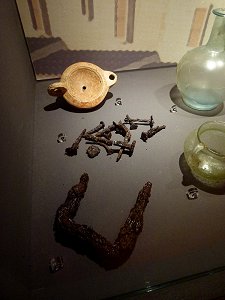 Römische Öllampe und Eisennägel
