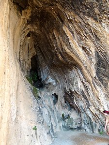 Die Grotta di Florestano im Kalksteinfelsen Balzi Rossi