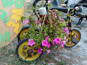 Dreirad als Blumenständer