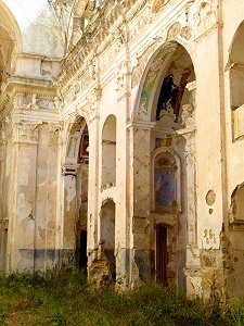 Barocke Ausstattung der Kirchenruine in Bussana Vecchia