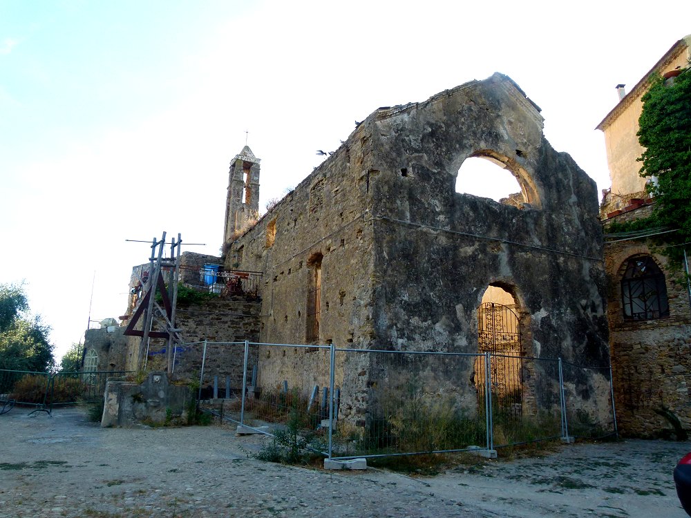 Die Kleine Kirchenruine in Bussana Vecchia