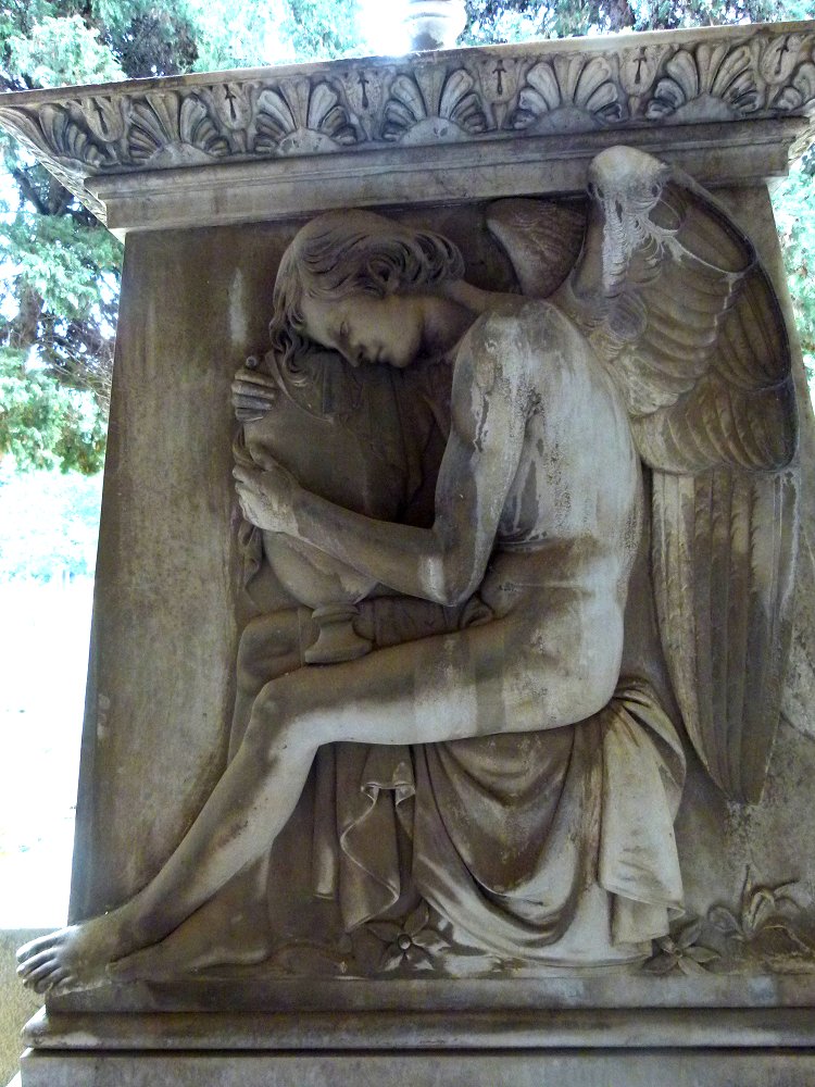 Trauernder Engel mit Urne