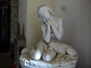 Statue mit erotischer Ausstrahlung
