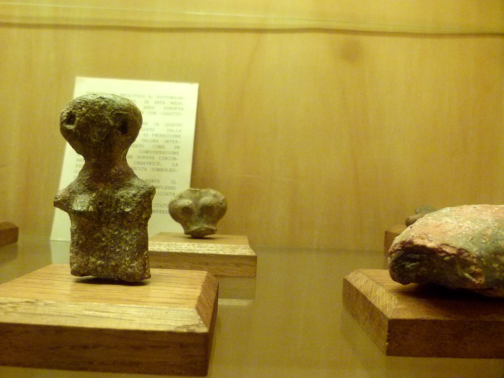 Frauen-Statuetten aus Keramik