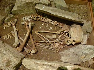 Skelett einer Frau aus dem Neolithikum, der Jungsteinzeit
