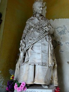 Nussverkäuferin auf dem Friedhof Staglieno Genua