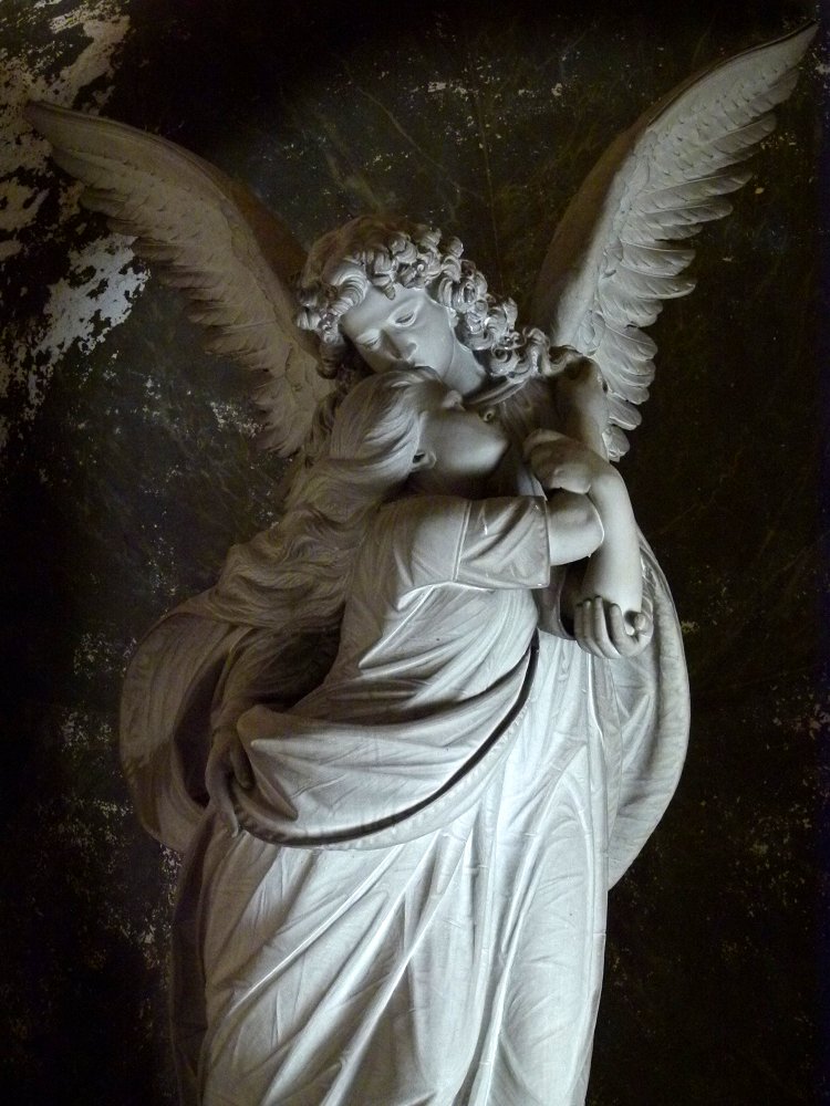 Ein Engel tröstet trauernde Frau