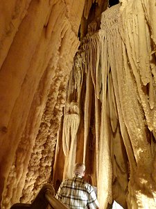 Kalk-Tropfsteine im Dolomit-Gebirge