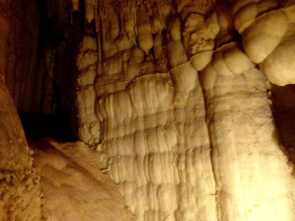 Kalksinter in der Tropfsteinhöhle Toirano