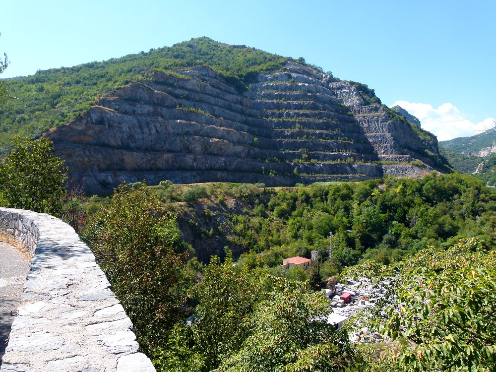Dolomit-Steinbruch bei Toirano in Ligurien