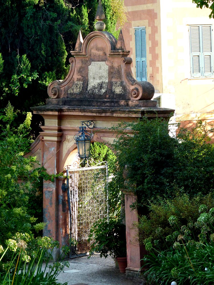 Portal vor der Villa in Ventimiglia