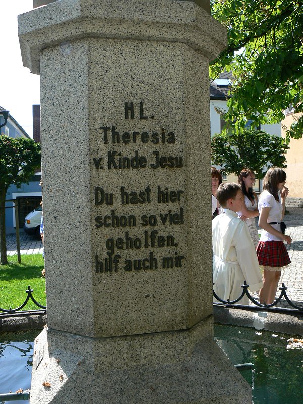 Brunnen mit Denkmal in Konnersreuth