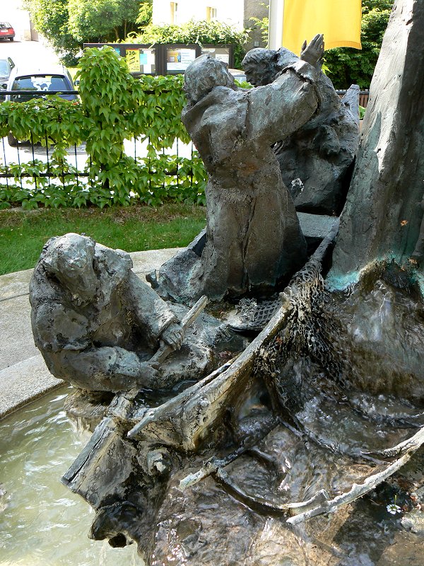 Brunnen mit Denkmal für Pater Liberat Weiß