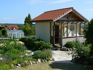 Renoviertes Gartenhäuschen im Resl-Garten in Konnersreuth