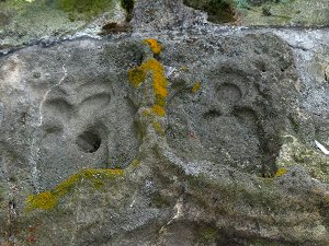 Kunigunde von Orlamünde, die Weiße Frau? Aussparungen für christliche Symbole auf einem Sandstein-Denkmal