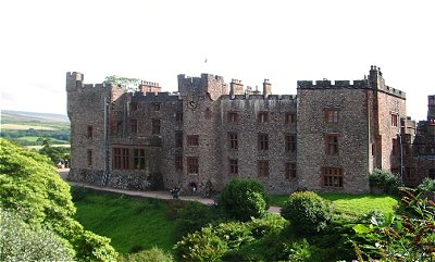 Die White Lady spukt im Englischen Spukschloss Muncaster Castle