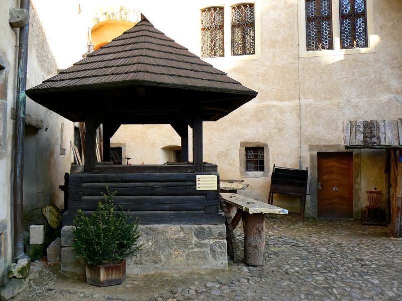 Burg Loket (Elbogen): Burgbrunnen im Burghof